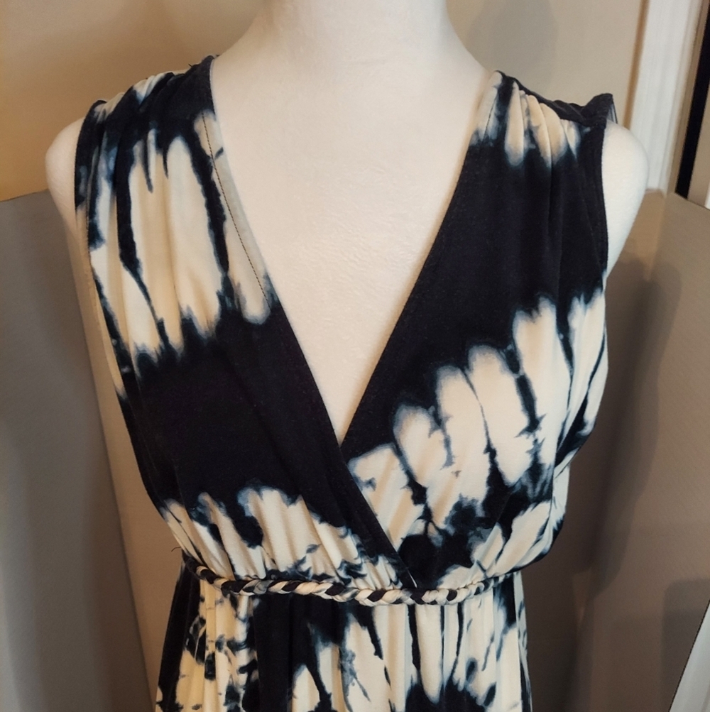 Chelsea & Theodore Blue and White V Neck Sleeveless
